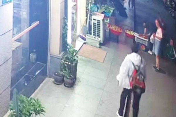 老虎配资 高糊画质中锁定“同步弯腰”黑影 民警街头擒获惯偷